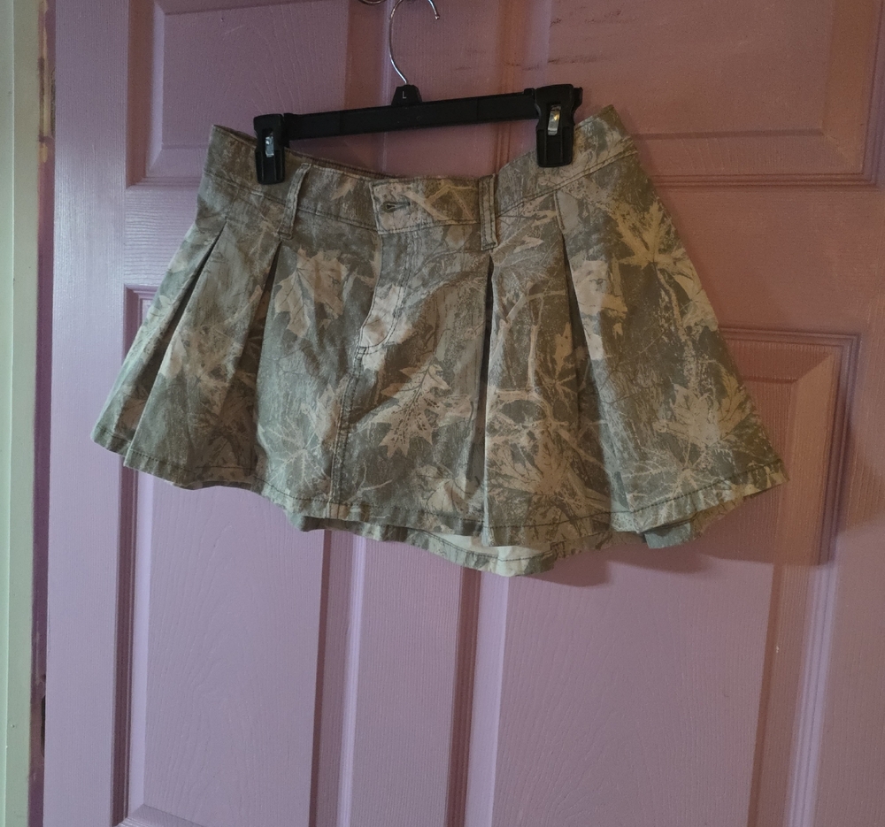 Hollister Olive and Cream Pleated Mini Skirt